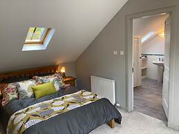 Lovely Riverside Perthshire Flat - Sleeps 8