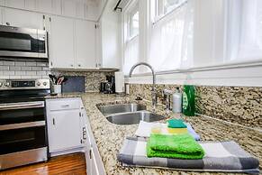 Historic Home for 7 with Apartment