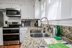 Historic Home for 7 with Apartment
