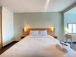 Spacious 2Br Apartment At El Royale Near Bip