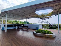 Fancy And Nice 1Br With Extra Room At Amartha View Apartment