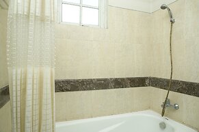 Comfy 1Br At Bellezza Apartment