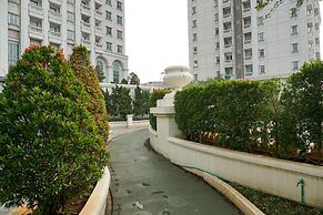 Comfy 1Br At Bellezza Apartment