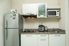 Comfy 1Br At Bellezza Apartment