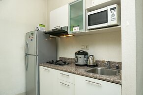 Comfy 1Br At Bellezza Apartment