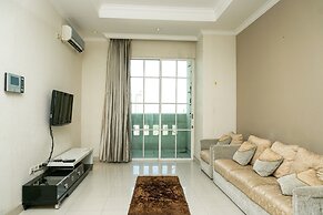 Comfy 1Br At Bellezza Apartment