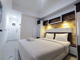 Simple And Homey Studio Room At Paltrow Apartment