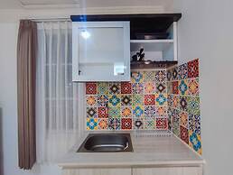 Simple And Homey Studio Room At Paltrow Apartment