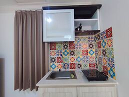 Simple And Homey Studio Room At Paltrow Apartment