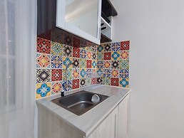 Simple And Homey Studio Room At Paltrow Apartment