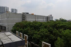 Simply Look Studio Room At Mont Blanc Bekasi Apartment