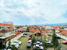 Homey 2Br At Gateway Ahmad Yani Cicadas Apartment