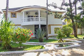5-bedroom Villa - 3 Mins Walk To The Beach