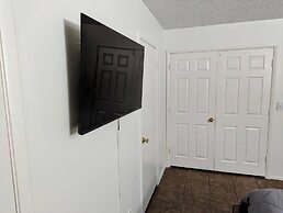Oasis Suite Bright Open Space, Modernized Home