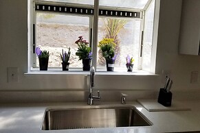 Oasis Suite Bright Open Space, Modernized Home