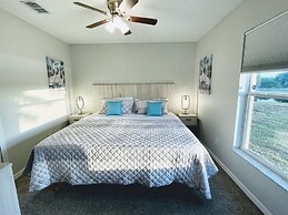 3 Bedroom Executive Home With Private Pool and Spa