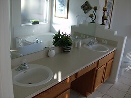 4 Bedroom Executive Home With Private Pool and Spa