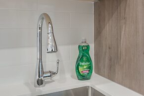 Beautiful 5BR in the HEART of Mile-End