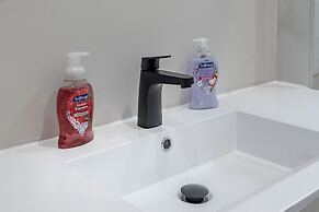 Beautiful 5BR in the HEART of Mile-End