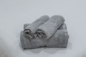 Beautiful 5BR in the HEART of Mile-End