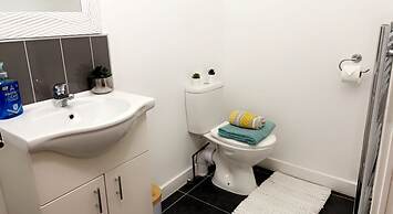 Inviting 2-bed Apartment in Wakefield Charming