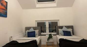 Inviting 2-bed Apartment in Wakefield Charming