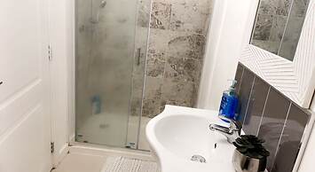 Inviting 2-bed Apartment in Wakefield Charming
