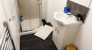 Inviting 2-bed Apartment in Wakefield Charming