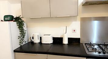 Inviting 2-bed Apartment in Wakefield Charming