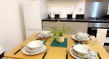 Inviting 2-bed Apartment in Wakefield Charming