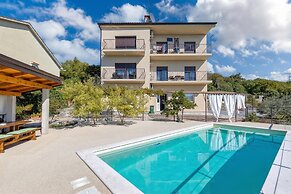 Pool And Garden Apartment Happy Sound