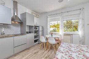 Pool And Garden Apartment Happy Sound