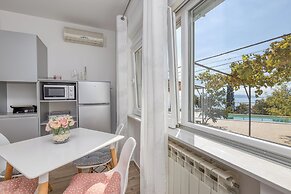 Pool And Garden Apartment Happy Sound