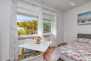 Pool And Garden Apartment Happy Sound