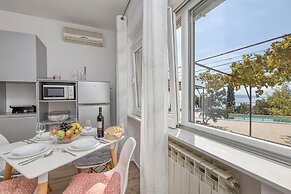 Pool And Garden Apartment Happy Sound