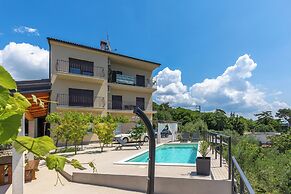 Pool And Garden Apartment Happy Sound