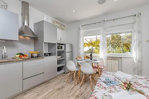 Pool And Garden Apartment Happy Sound