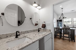 Pecan Farm Garden Haus 2 Bedroom Cottage by Redawning