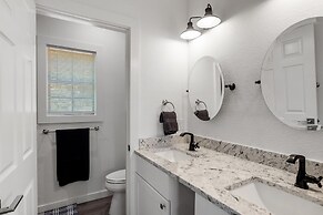 Pecan Farm Garden Haus 2 Bedroom Cottage by Redawning