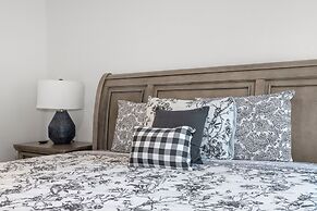 Pecan Farm Garden Haus 2 Bedroom Cottage by Redawning