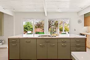 Mid Century Ranch - Private Resort-style Pool!