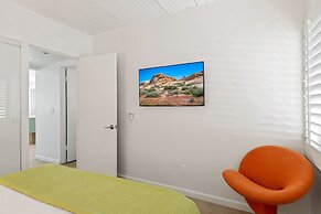 Mid Century Ranch - Private Resort-style Pool!