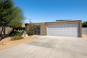 Mid Century Ranch - Private Resort-style Pool!