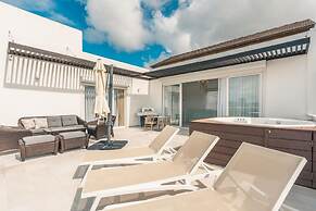 Penthouse w Jacuzzi Incl at Lake View