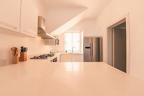 Penthouse w Jacuzzi Incl at Lake View