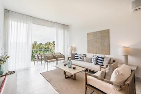 Penthouse w Jacuzzi Incl at Lake View