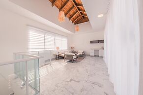 Penthouse w Jacuzzi Incl at Lake View