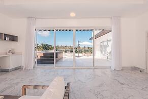 Penthouse w Jacuzzi Incl at Lake View