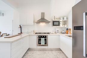 Penthouse w Jacuzzi Incl at Lake View