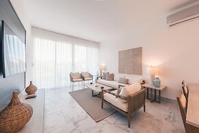 Penthouse w Jacuzzi Incl at Lake View